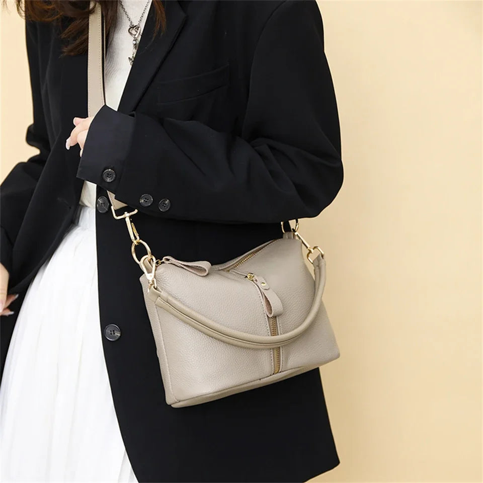 Title / Titre
EN: Luxury Genuine Leather Tote Bag – Women’s Soft Cowhide Shoulder & Crossbody Bag
FR: Sac cabas en cuir véritable de luxe – Femme, cuir souple, porté épaule et bandoulière